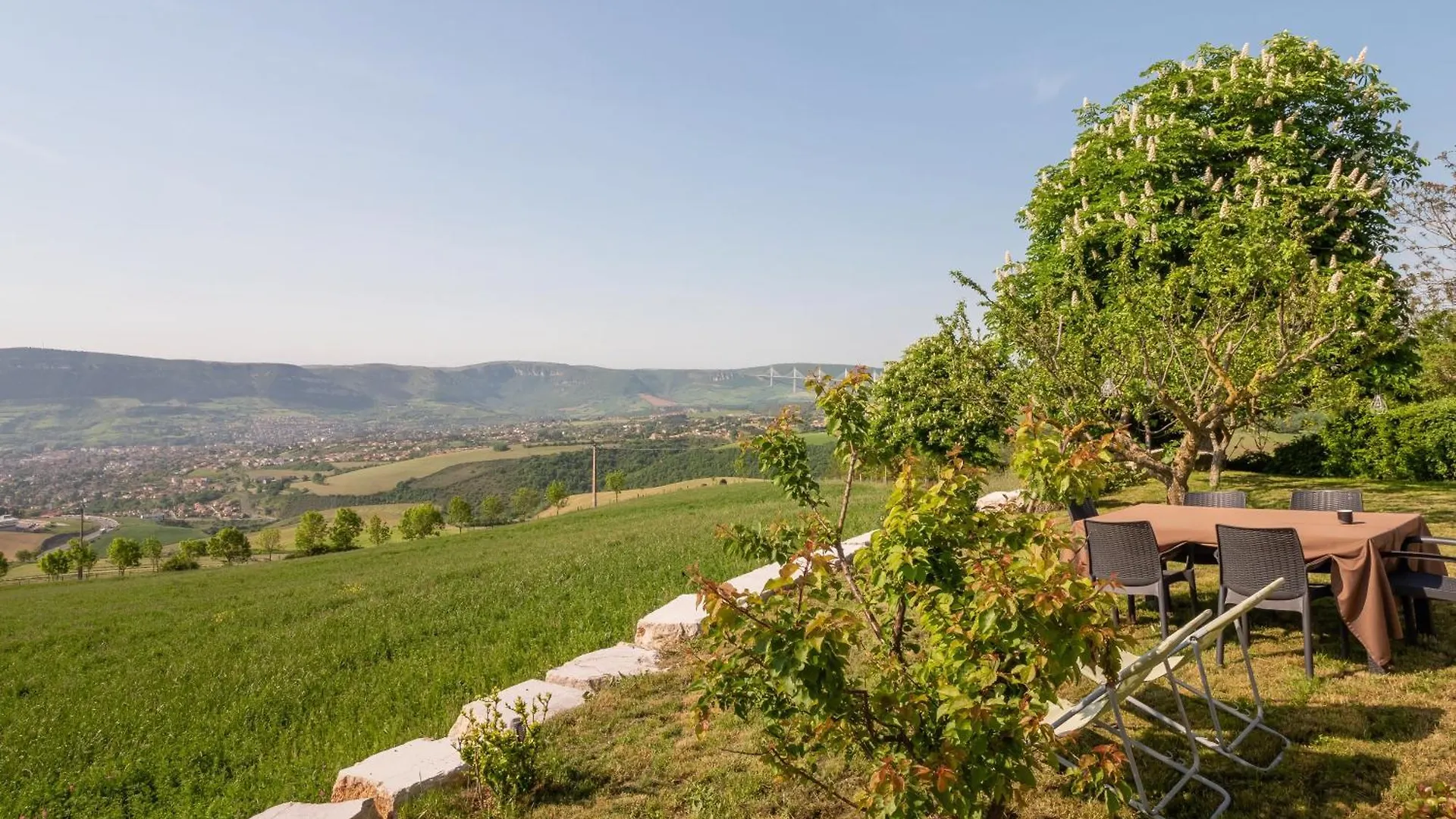 Appartement Vue Panoramique Campagne Pouncho 2 Pers Millau 0*,  France